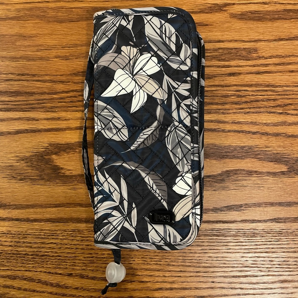 Quilted travel makeup brush case and stand